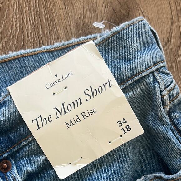 NWT Abercrombie & Fitch Curve Love The Mom Short Mid Rise Denim Shorts Size 18 - Picture 3 of 6
